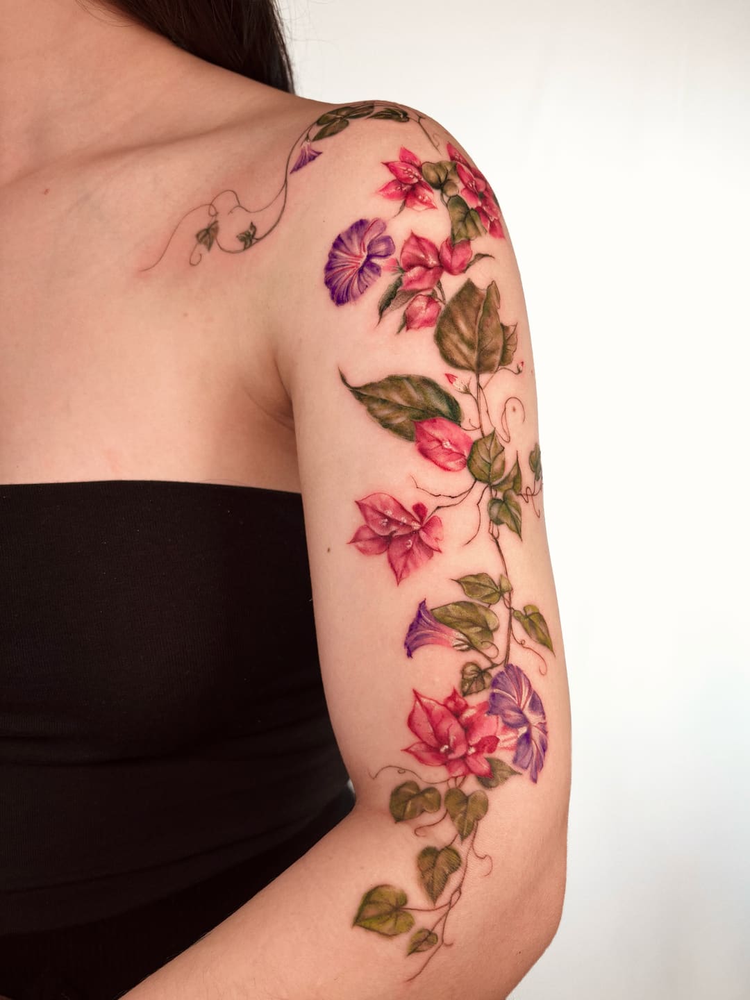 Flores para a Cris, tatuagem Floral por Júlia Freire