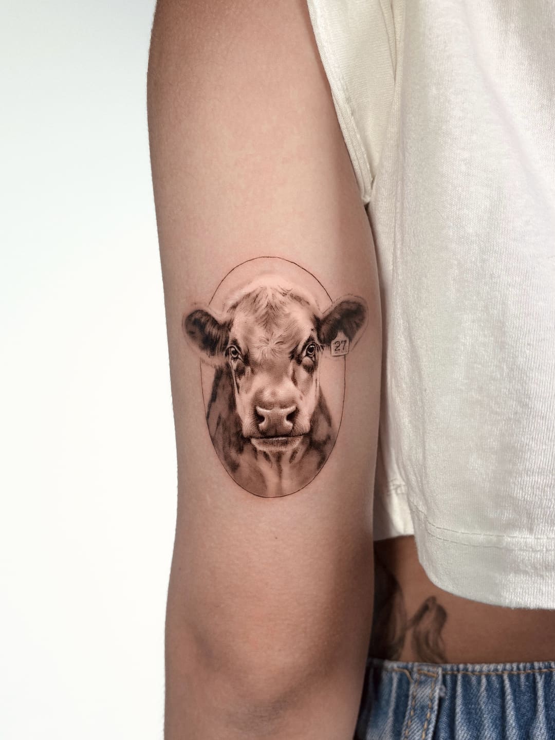 Vaquinha, tatuagem Minirealismo por Júlia Freire